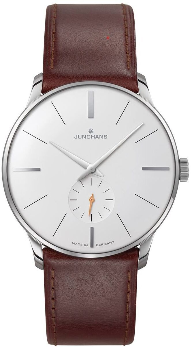 Die ZEIT-Sonderedition »Meister Handaufzug« von Junghans ist eine elegante Armbanduhr mit einem weißen Zifferblatt, silbernen Zeigern und einem braunen Lederarmband. Die Uhr hat ein schlichtes und zeitloses Design.