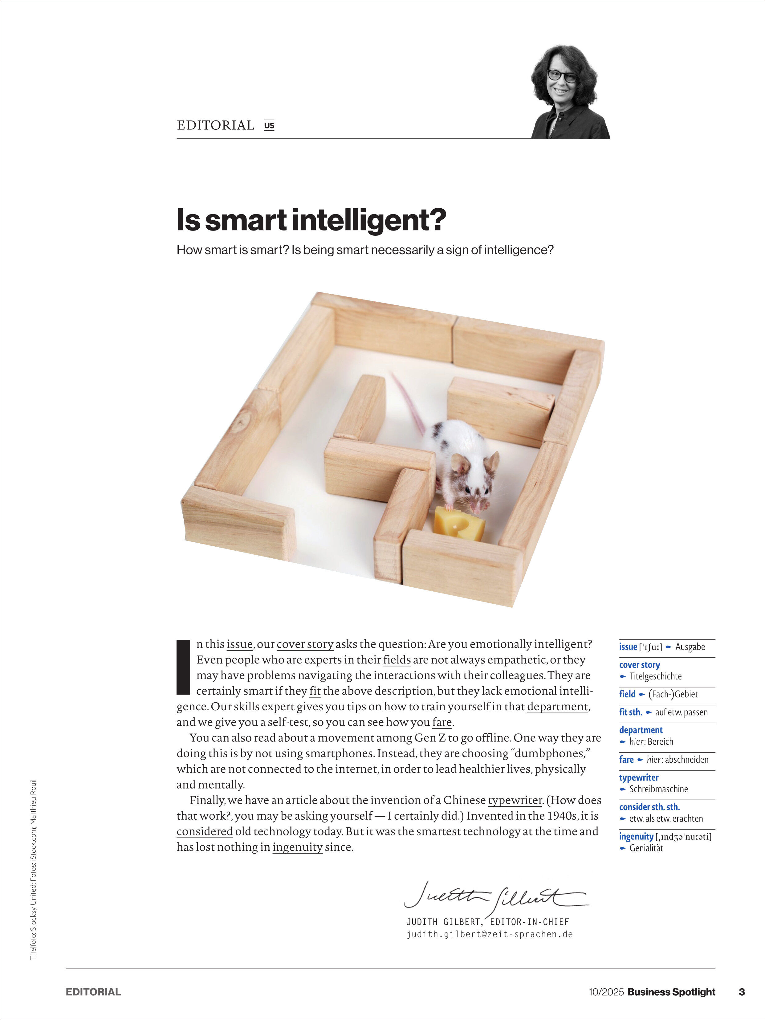 Titelblatt eines Wirtschaftsmagazins mit einer Fotografie eines Holzlabyrinths, in dem eine weiße Maus läuft. Der Titel lautet 'Is smart intelligent?'. Im oberen Bereich befindet sich eine Textspalte mit einer Kolumne. Das Layout ist hell und modern, das Bild betont das Thema Intelligenz, Lernen und Problemlösen.