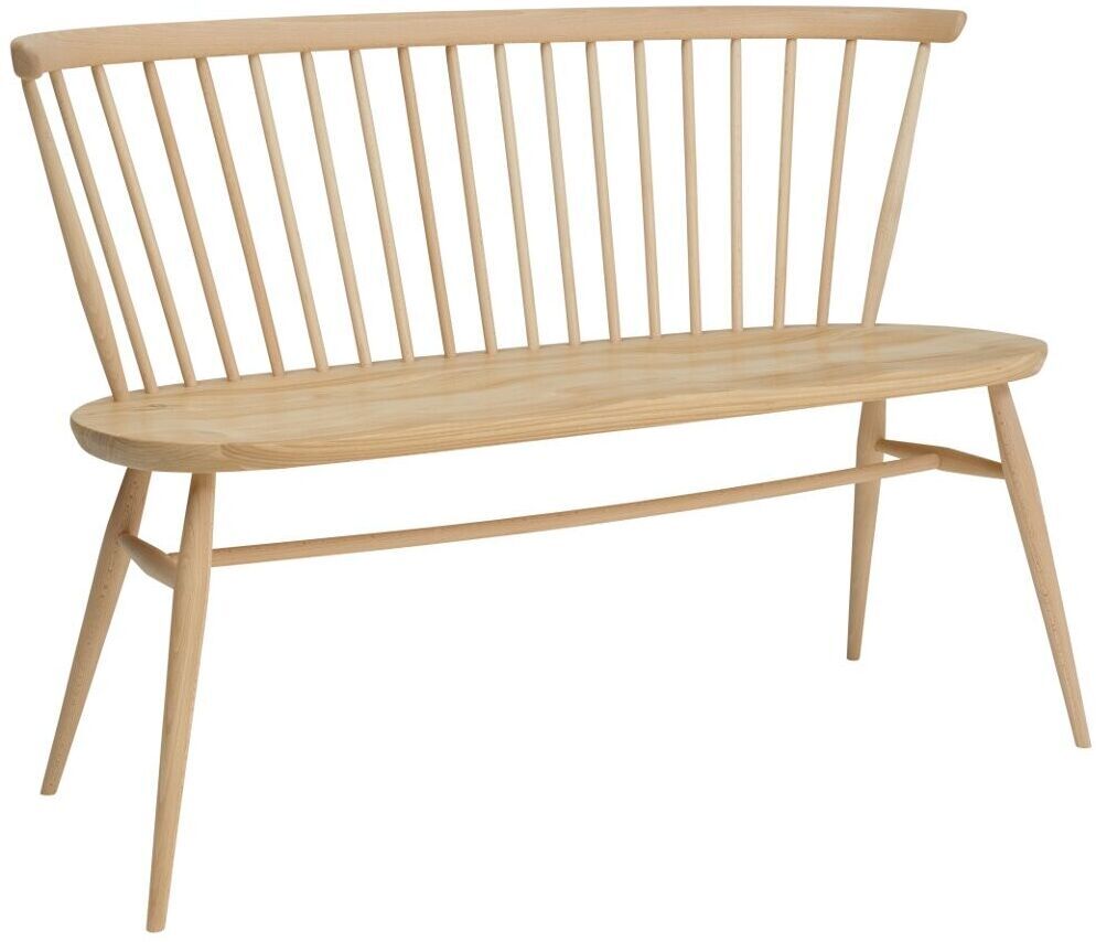 Ein hellbrauner Loveseat aus Naturholz der ZEIT-Sonderedition von Ercol im skandinavischen Design. Die Bank hat eine minimalistische, moderne Ästhetik mit einer zeitlosen Holzlatten-Rückenlehne und einer glatten Sitzfläche.