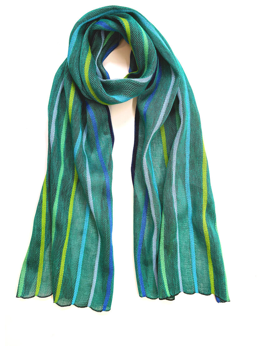 Ein eleganter Seidenschal der Marke Ulrike Isensee ist aus feiner, leicht transparenter Seide gefertigt. Der Schal zeigt ein Streifenmuster in verschiedenen Blautönen, ergänzt durch zarte Grün-, Creme- und Beigetöne. Leichte Glanzeffekte betonen die hochwertige Webstruktur, ideal als exklusives Modeaccessoire.