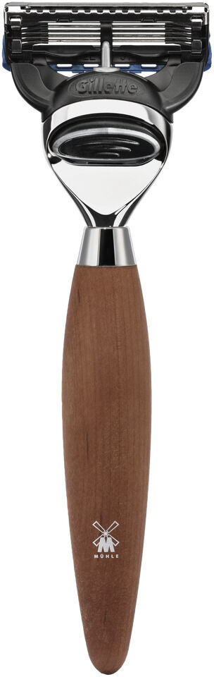 Ein Rasierapparat mit Gillette Fusion Klinge und einem Griff aus edlem Holz mit einem Dachshaarpinsel, passend für eine elegante Herrenpflege.