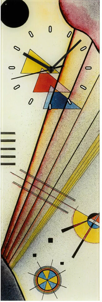 Wanduhr mit abstraktem Design inspiriert von Wassily Kandinsky. Verschiedene geometrische Formen in Gelb, Rot, Schwarz, Weiß, Blau und Orange auf weißem Hintergrund; modernes Kunstwerk als praktische Dekoration.