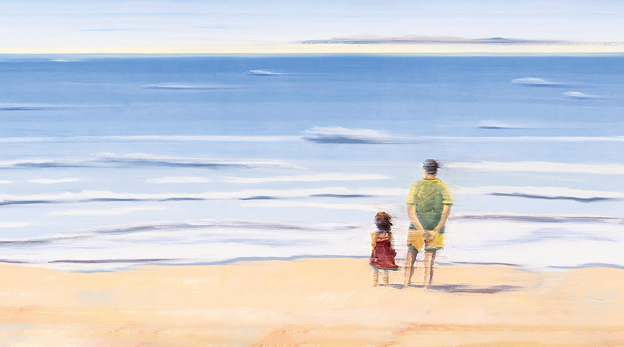 Ein Erwachsener und ein Kind stehen am Strand und blicken aufs ruhige Meer hinaus