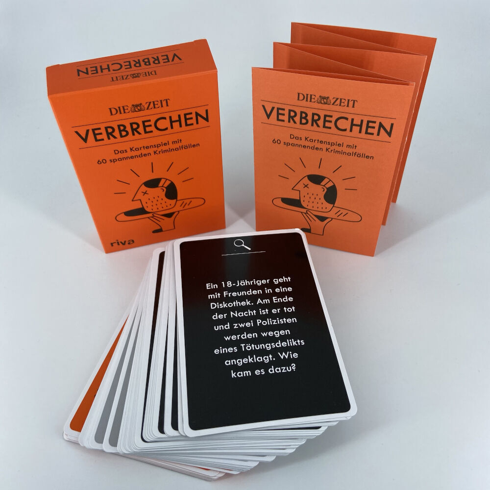 Das Produkt 'ZEIT Verbrechen Kartenspiel' zeigt mehrere Kartensätze und eine Verpackung in orange und weiß. Auf den Karten sind spannende Kriminalfälle und Rätsel zu sehen, die gelöst werden sollen. Das Kartenspiel ist ein Gesellschaftsspiel für Erwachsene und eignet sich für Spielabende und Gruppenaktivitäten.