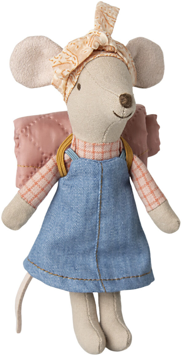 Stofftier-Maus mit blauem Kleid, rosa kariertem Oberteil, geblümtem Kopftuch und rosa Rucksack. Die Maus steht aufrecht und wirkt freundlich. Geeignet als Stoffpuppe für Kinder.