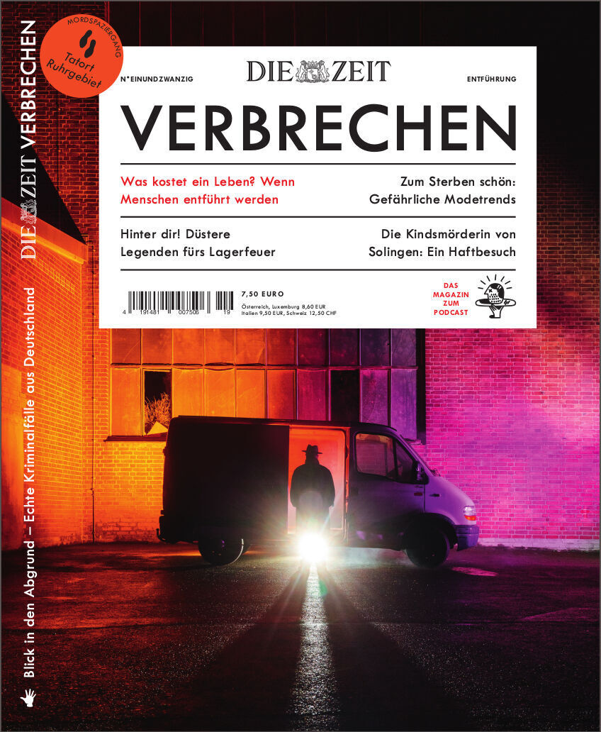 Titelbild der Zeitschrift ZEIT VERBRECHEN 21/23 mit roten und schwarzen Akzenten, Szenen von Kriminalität und einem Schattenriss eines Menschen vor einem Auto mit eingeschaltetem Scheinwerfer.