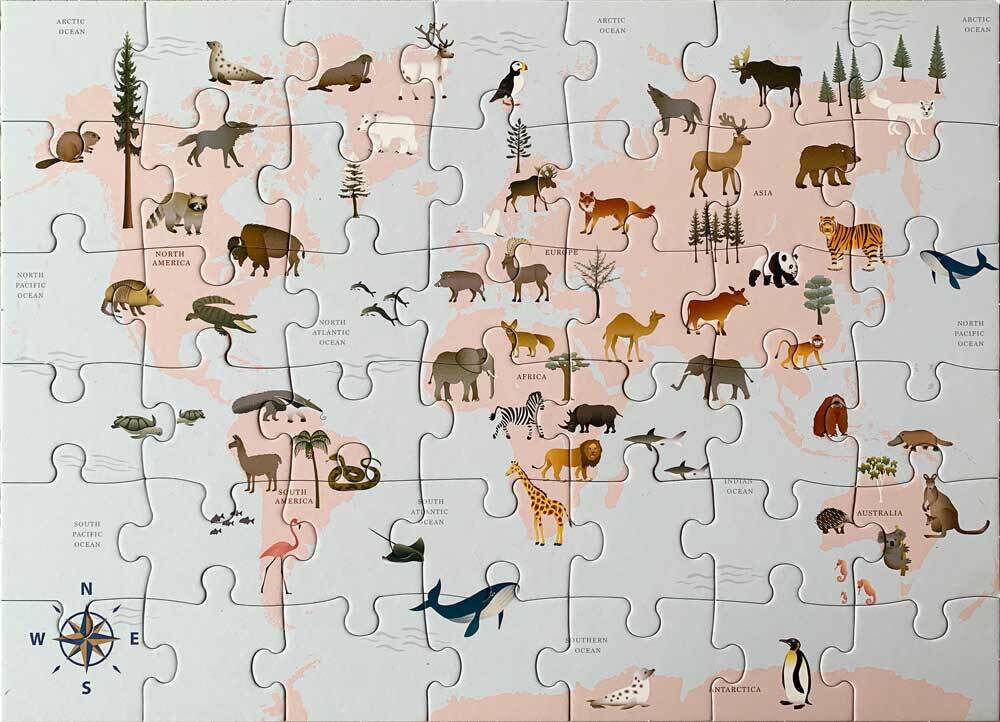 Ein Puzzle mit einer Weltkarte, auf der Tiere der verschiedenen Kontinente abgebildet sind. Die Karte ist in pastellfarbenen Tönen gehalten und zeigt eine Vielzahl von Tieren in deren natürlichen Lebensräumen.