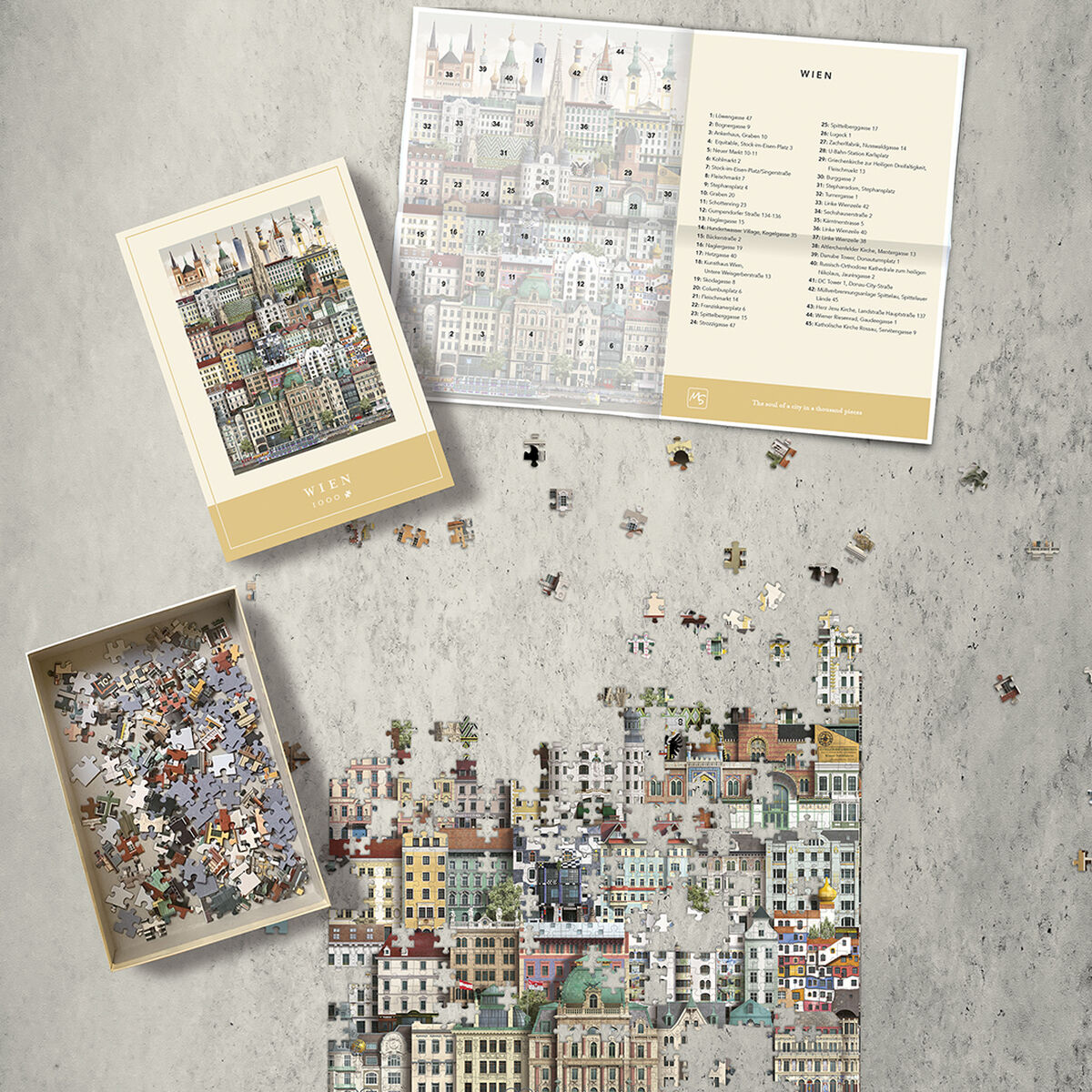Auf dem Bild ist das 1000-Teile-Puzzle »Wien« zu sehen. Das Puzzle zeigt eine detailreiche Illustration von historischen und modernen Gebäuden Wiens. Der Großteil des Puzzles ist bereits zusammengefügt, die restlichen Teile und die geöffnete Verpackung liegen auf einem Tisch. Daneben stehen eine Tasse Kaffee und ein leerer Unterteller. Die Farben des Puzzles sind überwiegend hell und freundlich, mit pastelligen Farbtönen.