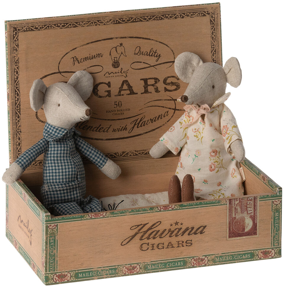 Zwei Stoffmäuse, dargestellt als Oma und Opa, sitzen in einer braunen Zigarrenkiste. Opa Maus trägt ein blau kariertes Outfit, während Oma Maus ein weißes Kleid mit Blumenmuster anhat. Die Szene strahlt eine gemütliche, nostalgische Atmosphäre aus und eignet sich gut als Dekoration oder Spielzeug.