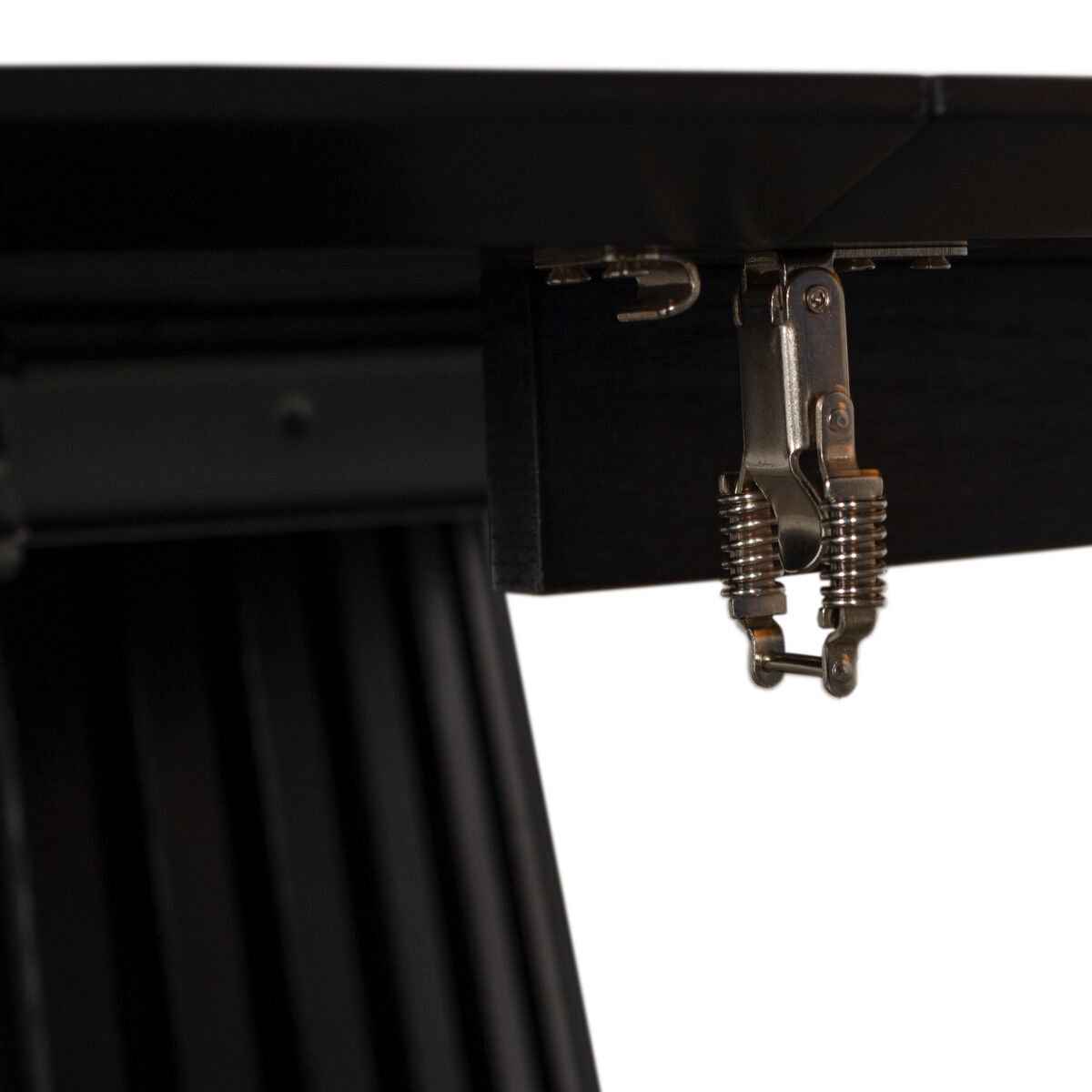 Detailansicht der ausgeklügelten Mechanik unter dem Dining-Tisch »Andria 120cm« von bene living in dunkelgrauer Ausführung. Sichtbar sind Federn und Metallelemente, die den Auszugsmechanismus unterstützen. Minimalistisch und funktional gestaltet.