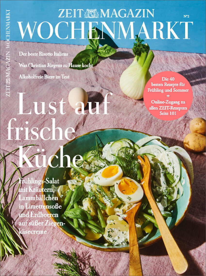 Titelbild des ZEITmagazin WOCHENMARKT 2/22. Das Cover zeigt ein frisches Frühlings- oder Sommergericht, bestehend aus Salat, Kräutern und Ziegenkäse. Der Hintergrund ist in blauen und grünen Farben gehalten und erzeugt eine einladende Atmosphäre. Oben stehen verschiedene Schlagzeilen und Inhalte des Magazins, darunter Rezepte und Kochanleitungen.