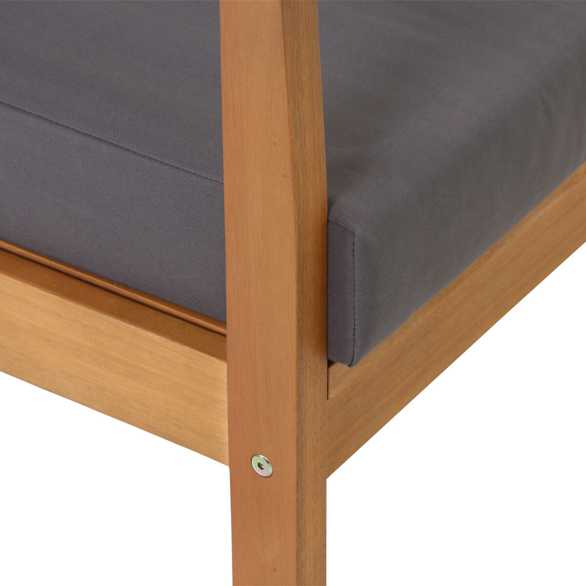 Nahaufnahme eines Teils des Tavira Lounge Sets, bestehend aus einem Holzrahmen und grauem Polster, ideal für den Außenbereich.