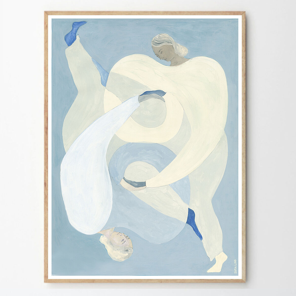 Abstraktes Kunstwerk von Sofia Lind mit geschwungenen Formen in Blau- und Beigetönen, gerahmt an einer weißen Wand.