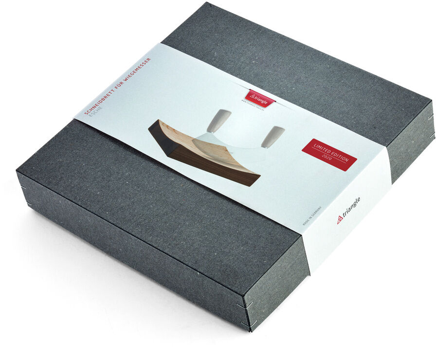 Eine Verpackung des Wiegemesserbretts »Soul« mit einem Bild des Produkts auf der Vorderseite. Die Verpackung hat eine schwarze Basis mit einem weißen Etikett, welches das Produkt zeigt.