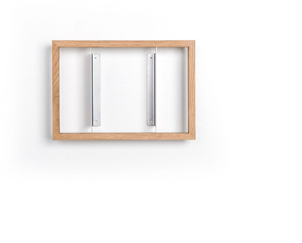 Ein minimalistisches Wandregal namens Regal »b« mit einem Rahmen aus Holz und zwei Metallstützen auf weißem Hintergrund.