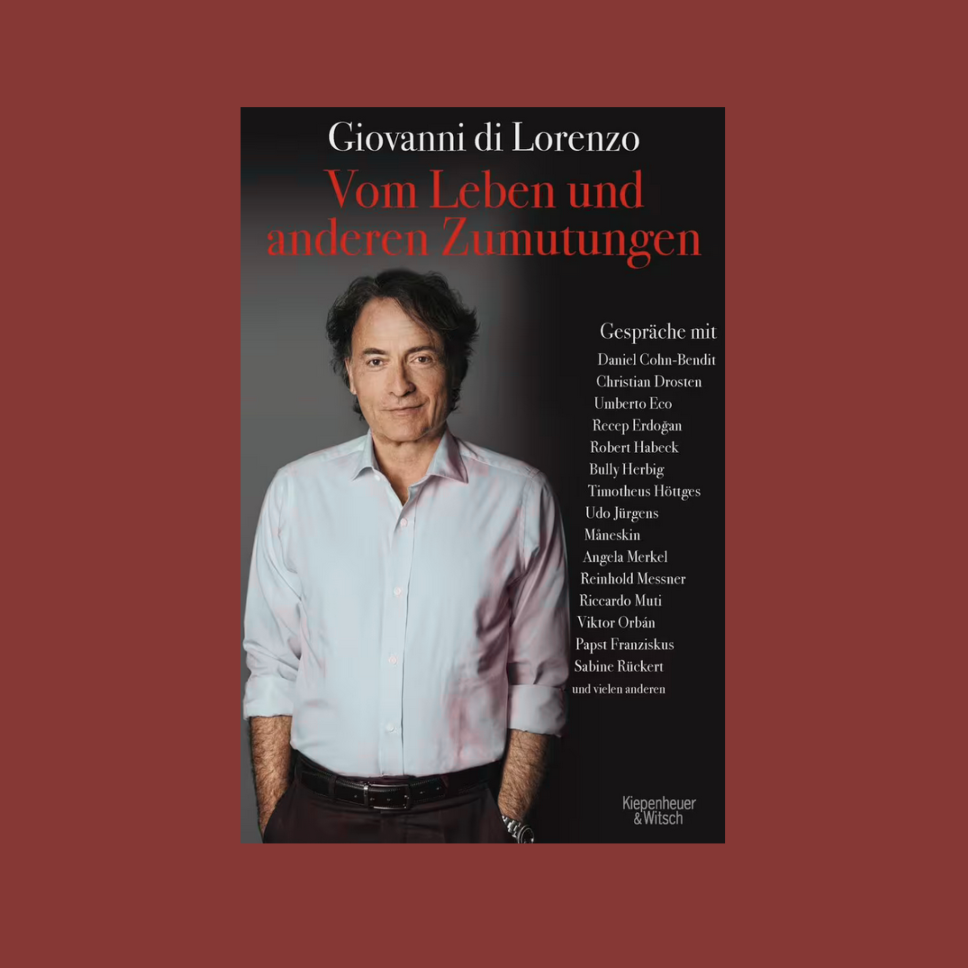 Link zur Kategorie Bücher von ZEIT Autoren.Das Bild zeigt das Buchcover 'Vom Leben und anderen Zumutungen' von Giovanni di Lorenzo. Im Zentrum steht ein Porträt des Autors mit weißem Hemd vor schwarzem Hintergrund. Der Titel und die Autoreninformationen sind in roten und weißen Buchstaben geschrieben. Unten rechts ist der Verlag KiWi sichtbar.