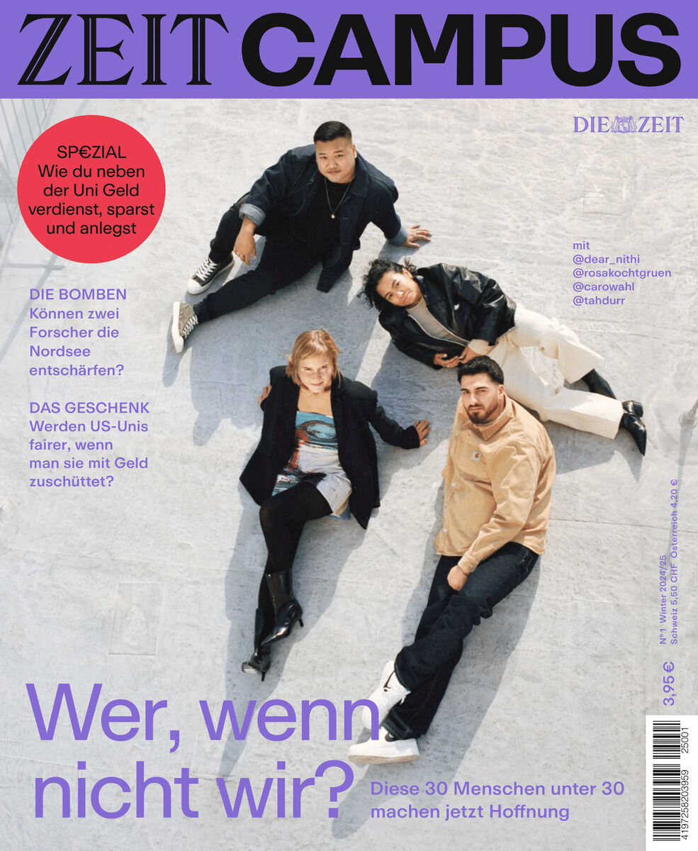 Ein Cover der Zeitschrift ZEIT CAMPUS, Ausgabe 1/25, zeigt vier junge Erwachsene, die auf einem hellen Hintergrund liegen. Der Titel lautet: 'Wer, wenn nicht wir?' und verweist auf Themen, die junge Menschen unter 30 betreffen. In den Ecken sind die Logos und zusätzliche Textinhalte sichtbar.