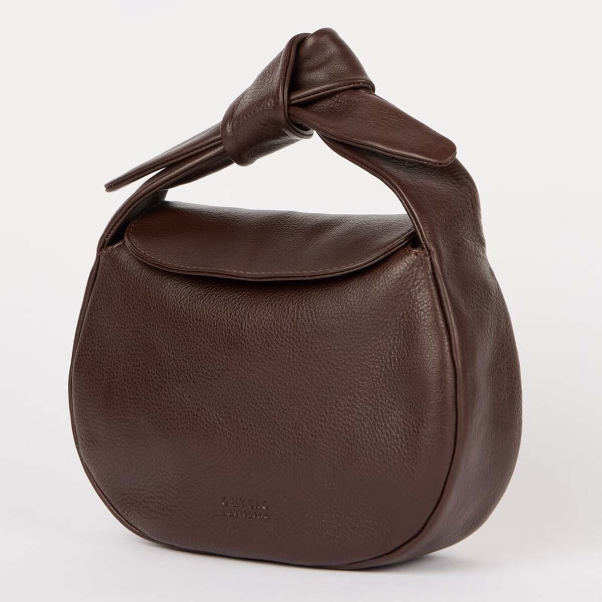 Dunkelbraune Handtasche in Halbmondform mit einem markanten Knoten am Henkel, platziert vor einem hellen, neutralen Hintergrund. Die Tasche hat ein modernes und minimalistisches Design und ist aus einem lederähnlichen Material gefertigt.