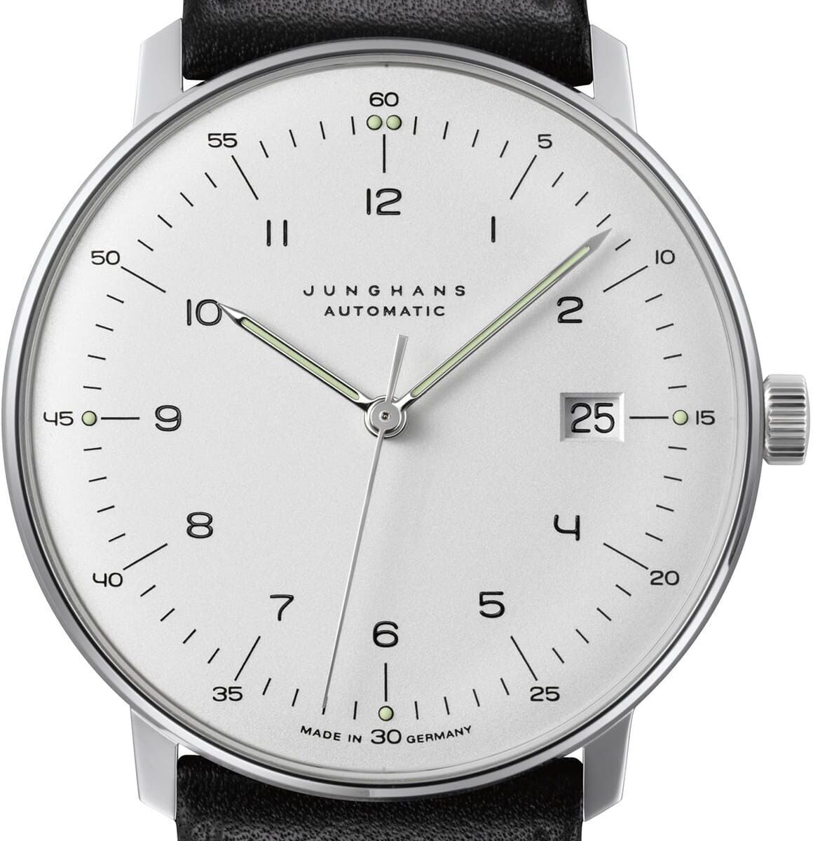 Die Junghans-Uhr »Max Bill Automatic« ist eine elegante Armbanduhr für Herren mit einem weißen Zifferblatt, einem schwarzen Lederarmband und einem Edelstahlgehäuse. Sie zeigt die Zeit und das Datum an. Die Gestaltung ist minimalistisch und zeugt von hoher deutscher Uhrmacherkunst.