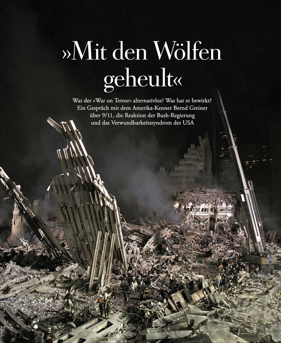 Ein Bild zeigt die Ruinen des World Trade Center nach den Anschlägen vom 11. September mit dem Titel „Mit den Wölfen geheult“. Der Himmel ist schwarz und die Szenerie ist verwüstet und rauchig. Menschen durchsuchen die Trümmer.