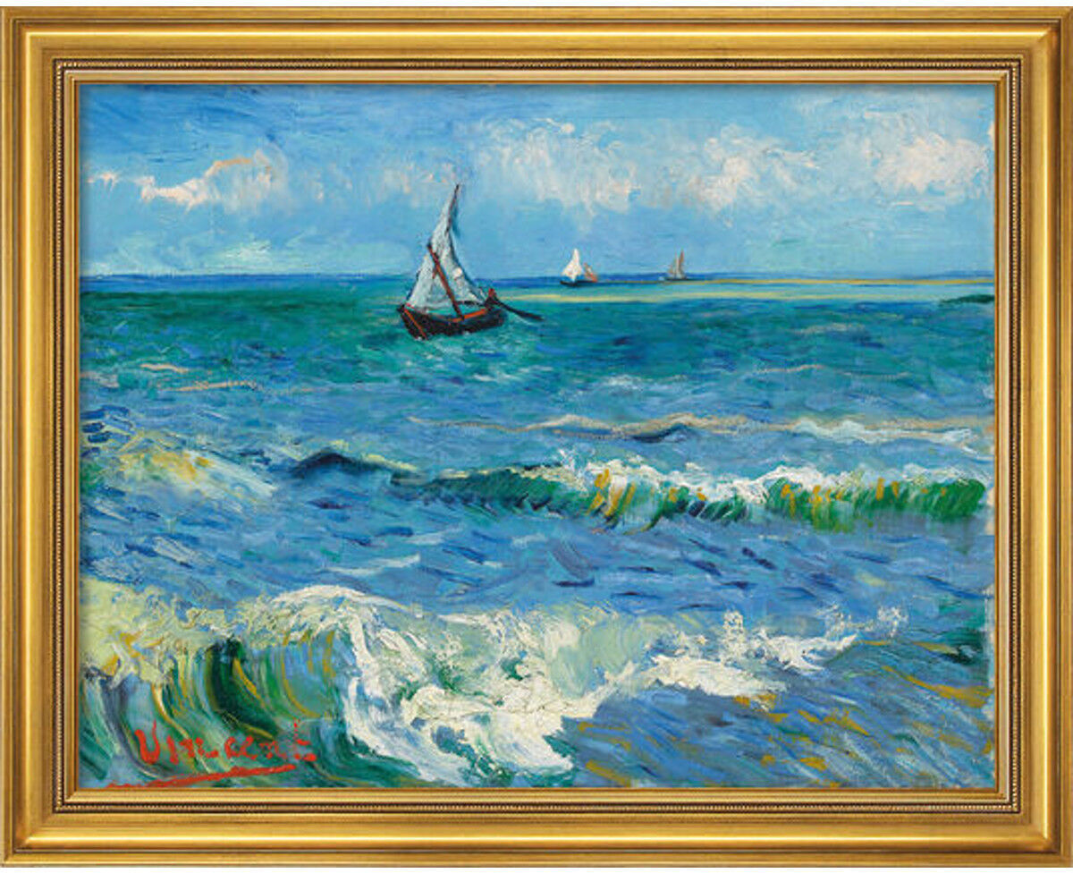 Ein Gemälde von Vincent van Gogh zeigt das Meer bei Les Saintes-Maries-de-la-Mer mit drei Segelbooten. Die Wellen des Meeres sind lebendig dargestellt, und das Werk ist in einem goldenen Rahmen gefasst.