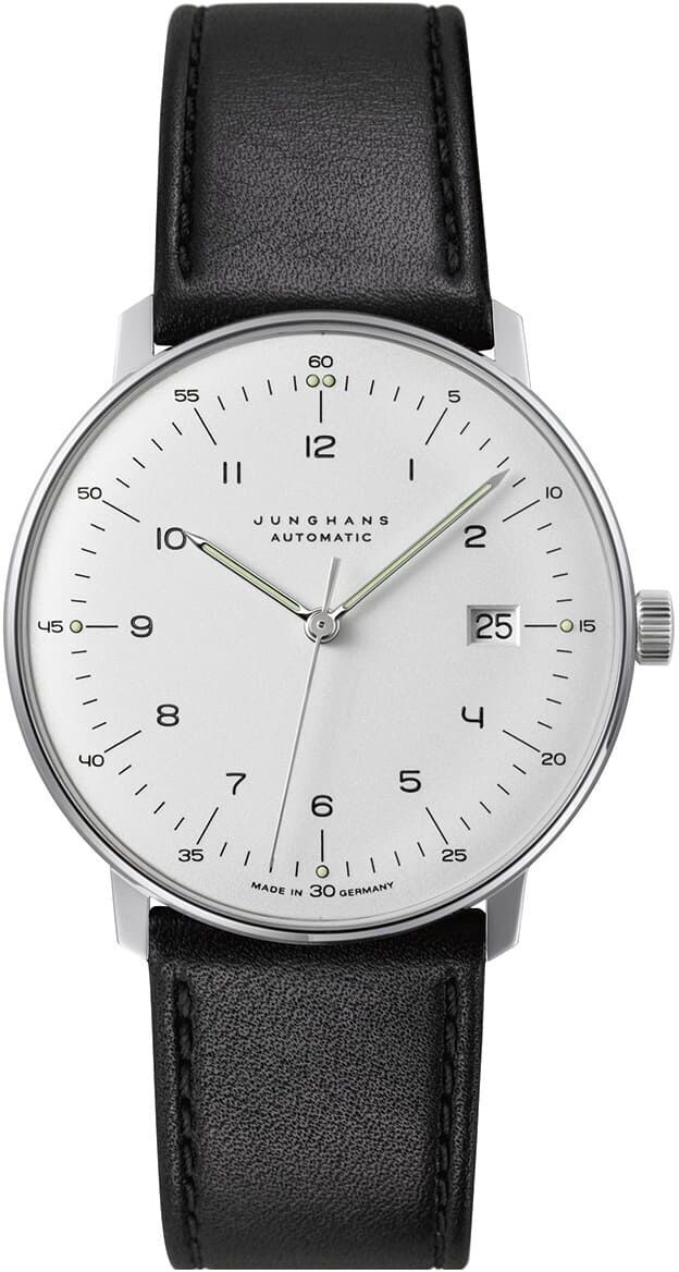 Bild einer Junghans-Uhr »Max Bill Automatic« mit einem weißen Zifferblatt, schwarzem Lederarmband und silbernem Edelstahlgehäuse.