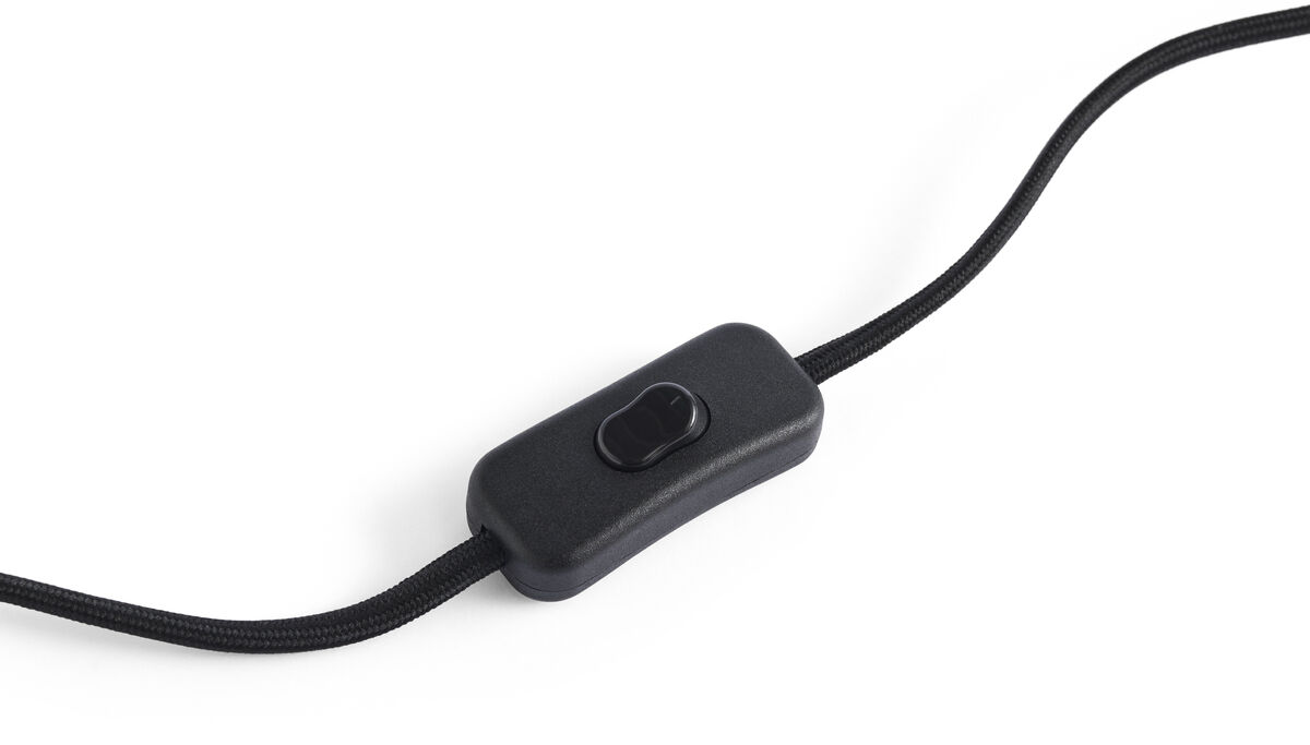 Ein schwarzer Schalter an einem schwarzen Kabel, Teil der Apex Lampe »Clip«. Die Lampe ist vielseitig und eignet sich für Schreibtische und Lernbereiche.