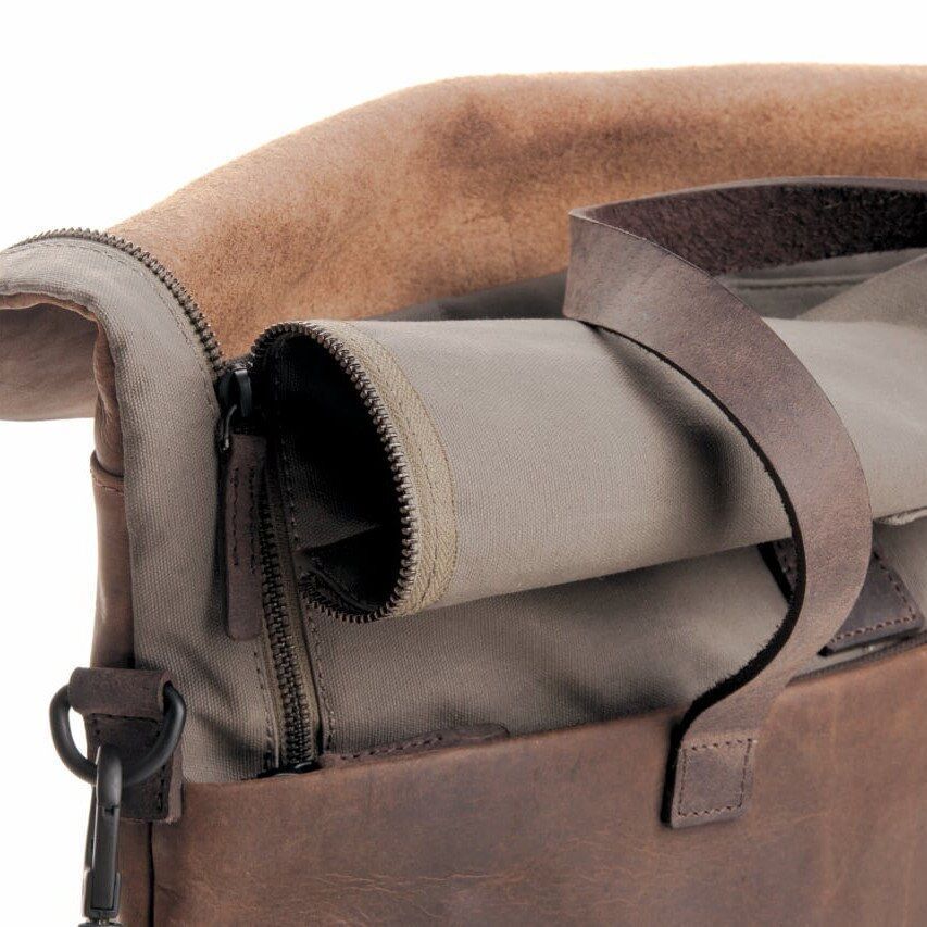 Detailansicht eines Rucksacks »Twister« mit gepolstertem Rand und verstellbaren Riemen in den Farben Braun und Beige. Der Rucksack wirkt robust und bietet viel Stauraum für Outdoor-Aktivitäten.