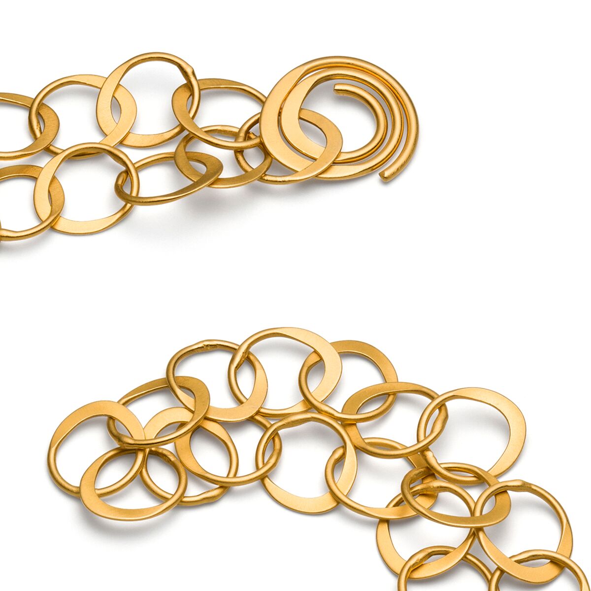 Abgebildet ist eine vergoldete Silberkette im Doppel-Design bestehend aus großen, ineinander verschlungenen runden Kettengliedern vor weißem Hintergrund.