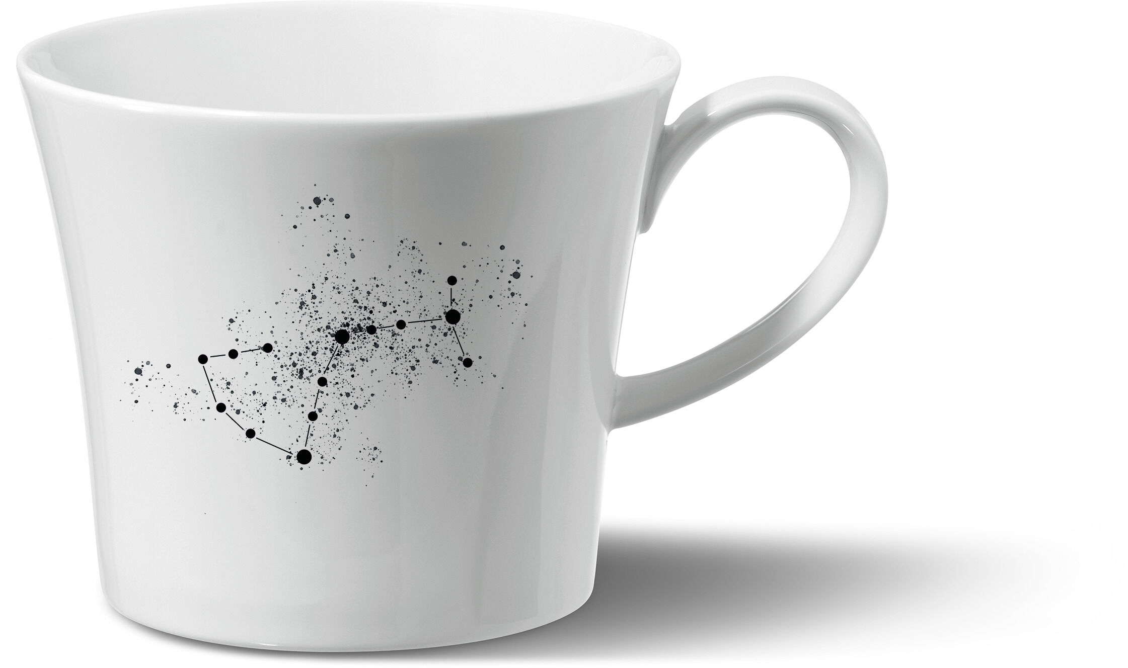 Eine weiße Porzellantasse mit einem schwarzen Sternzeichen-Muster und Konstellationen, ZEIT-Sonderedition Frühstückstasse »Berlin«. Die Tasse hat eine moderne und minimalistische Gestaltung, ideal für Frühstück oder Kaffeepausen.