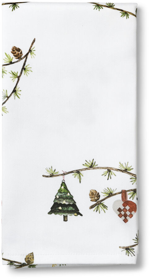 Zusammengefaltete festliche Weihnachtsserviette auf weißem Hintergrund. Die Serviette zeigt ein Design mit grünen Kieferzweigen, einem Weihnachtsbaum und verschiedenen Baumschmuckelementen.