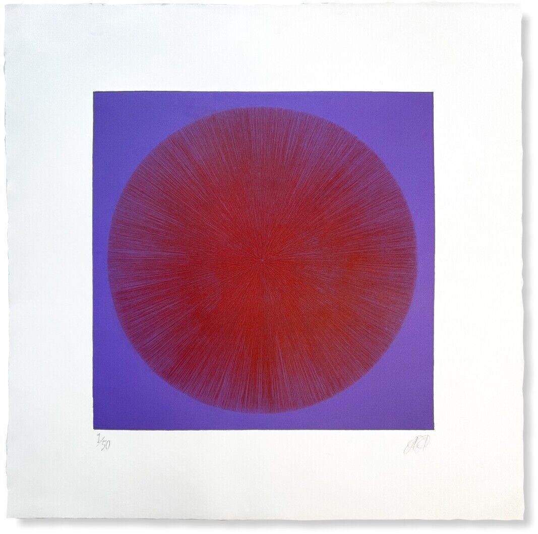 ZEIT-Sonderedition »Spiky Circle (Rot auf Violett)«, 2023. Ein Kunstwerk zeigt einen großen roten Kreis mit spiky Formen auf einem violetten Hintergrund. Es ist auf einem weißen Papier präsentiert.