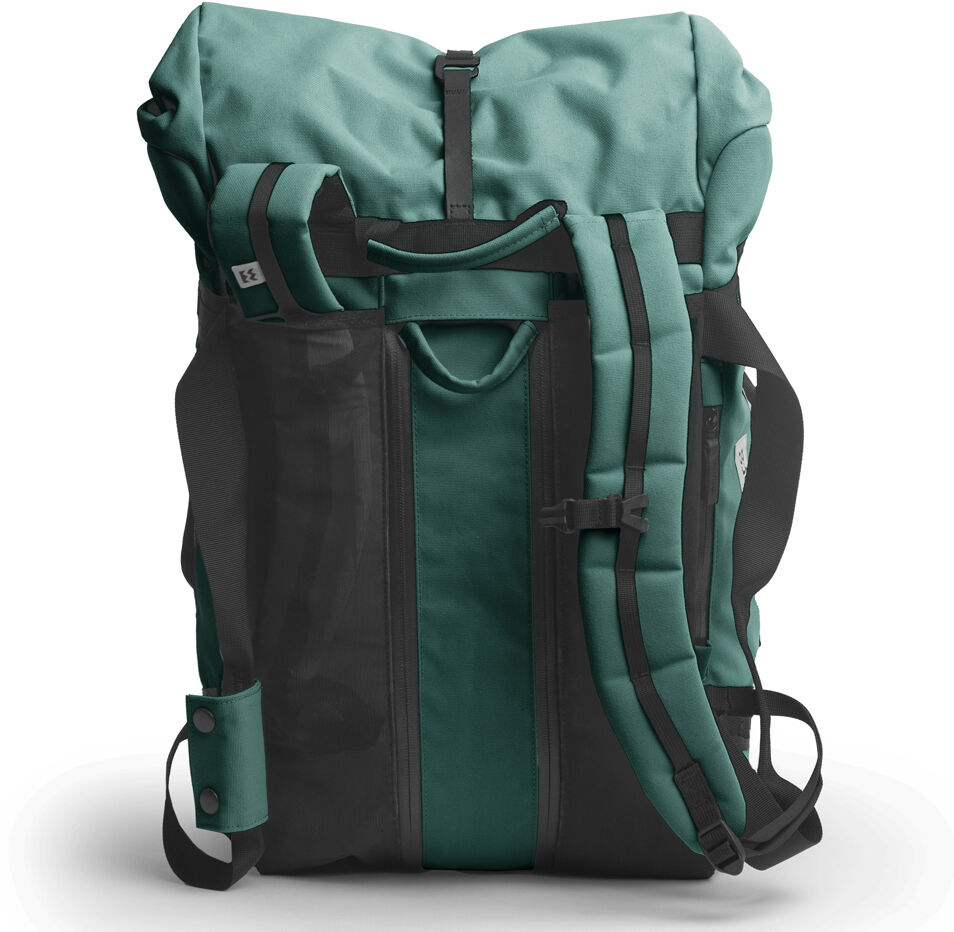 Ein kompakter, grün-schwarzer Rucksack namens 'Mini Smögen Duffle' mit robusten Schultergurten und Reißverschlüssen. Geeignet für Outdoor-Aktivitäten wie Wandern und Camping.