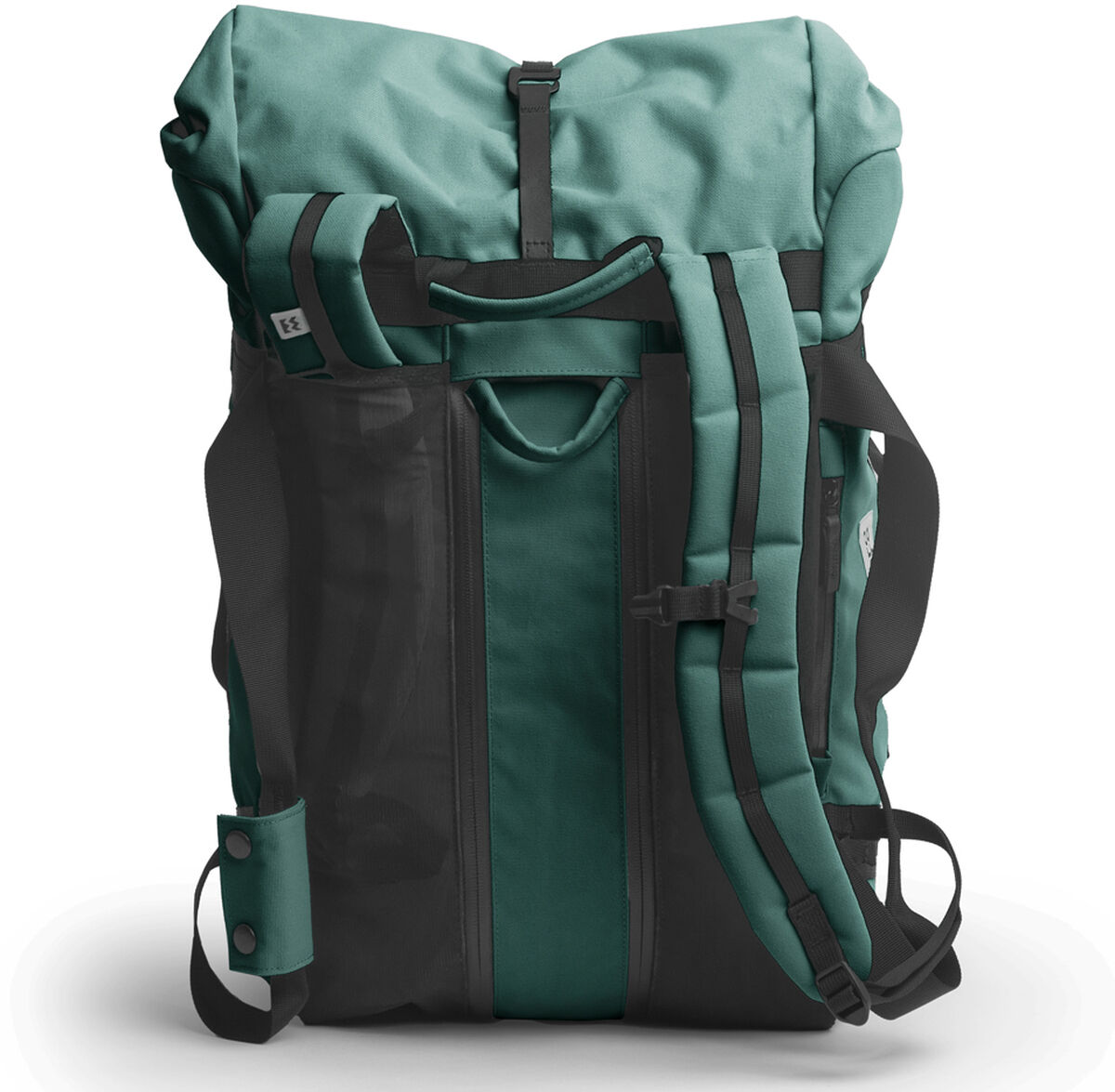 Ein kompakter, grün-schwarzer Rucksack namens 'Mini Smögen Duffle' mit robusten Schultergurten und Reißverschlüssen. Geeignet für Outdoor-Aktivitäten wie Wandern und Camping.