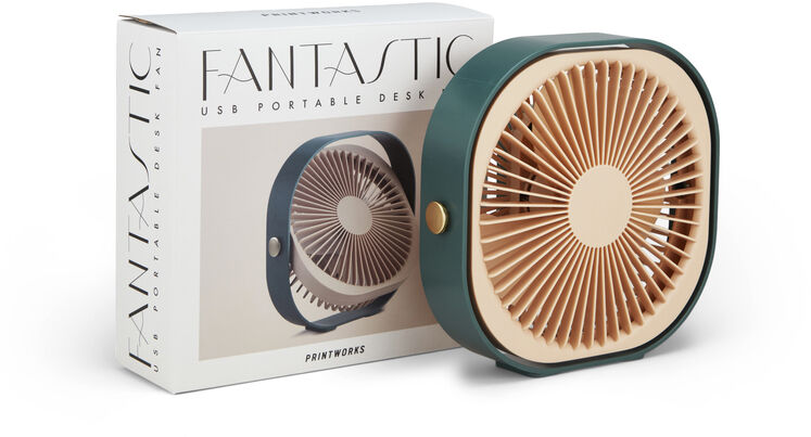 Ein tragbarer Ventilator der Marke »Fantastic« in Grün und Beige steht vor seiner Verpackung. Der Ventilator ist kompakt und hat ein modernes Design mit einem USB-Anschluss zur Stromversorgung.