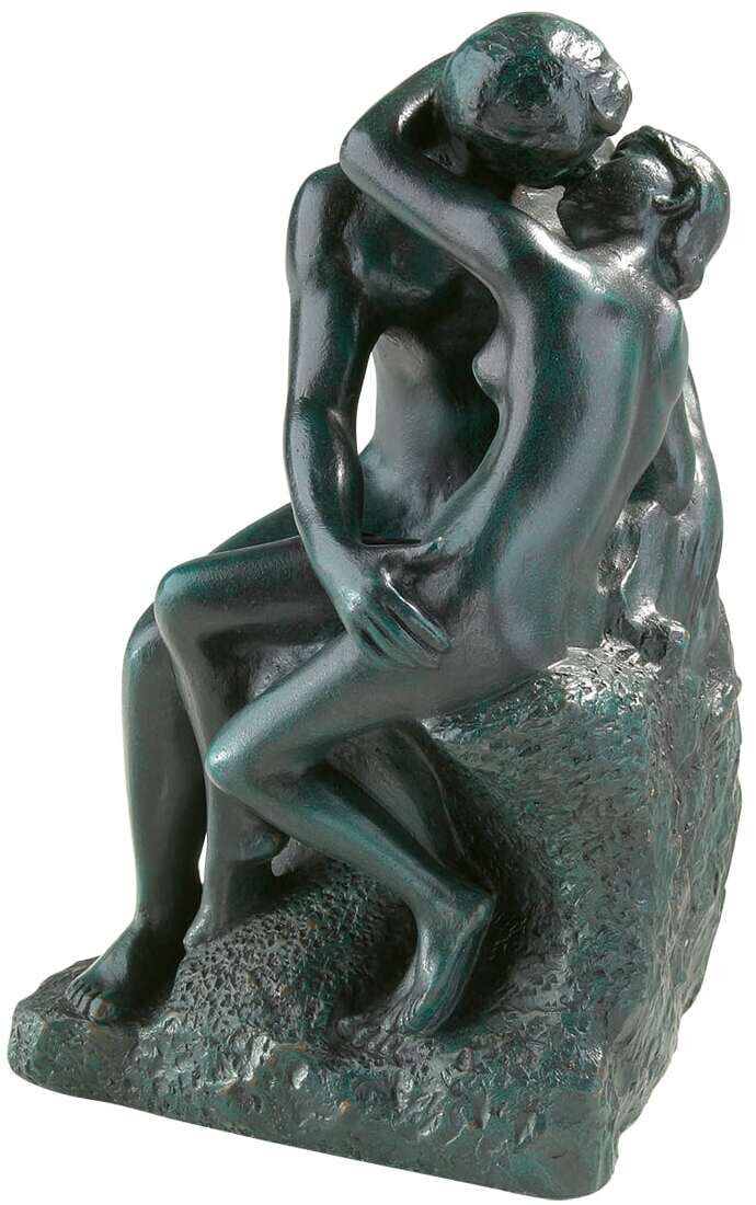 Bronzeskulptur von Auguste Rodin mit dem Titel »Der Kuss«. Die Skulptur zeigt ein eng umschlungenes Paar in einer leidenschaftlichen Umarmung, das auf einem steinähnlichen Sockel sitzt.