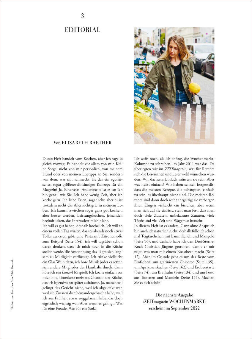 Eine Seite des ZEITmagazin WOCHENMARKT 2/22 mit einer Frau, die auf einem Markt steht und Lebensmittel betrachtet. Links ist ein Editorial-Text von Elisabeth Raether abgedruckt.