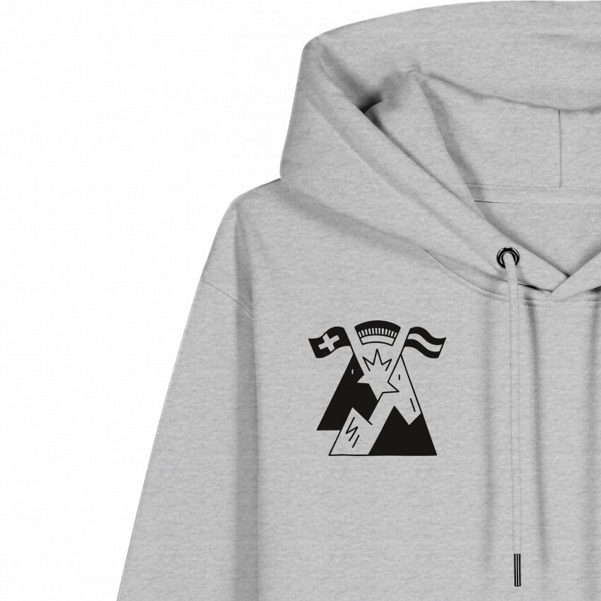Hellgrauer Hoodie mit einer schwarzen Grafik auf der Brust, die stilisierte Alpen mit Flaggen und typischen Grußworten aus Deutschland, Österreich und der Schweiz darstellt. Der Pullover hat eine Kapuze mit Kordelzug und eignet sich für Freizeit oder als modisches Statement.