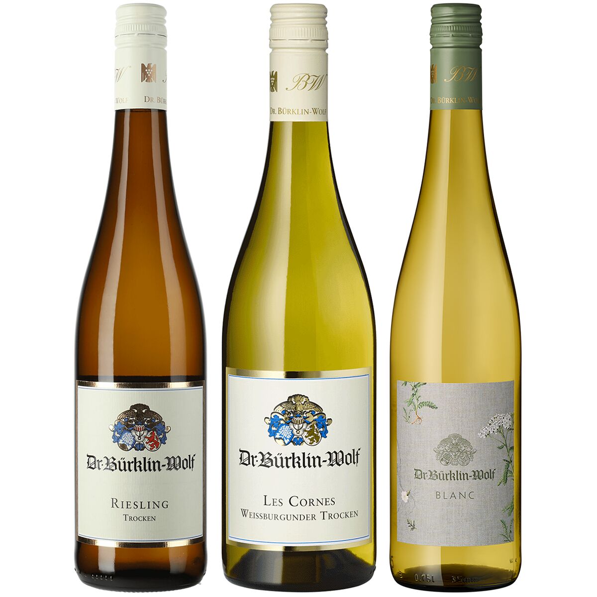 Drei verschiedene Weißwein-Flaschen des Weinguts Dr. Bürklin-Wolf, nebeneinander aufgereiht, jeweils mit unterschiedlichen Etiketten und eleganten Verschlüssen, passend als Probierpaket für Genuss- und Weinliebhaber.