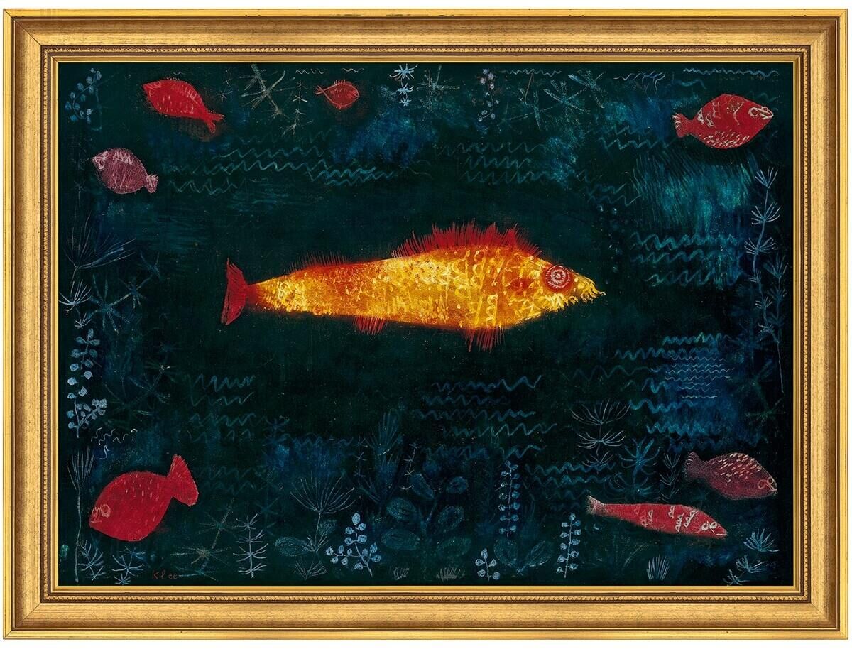 Das Gemälde 'Der goldene Fisch' von Paul Klee aus dem Jahr 1925 zeigt einen goldenen Fisch in einem dunklen Unterwasserhintergrund mit mehreren kleineren roten Fischen und pflanzenartigen Formen im Hintergrund. Die Farben umfassen vorwiegend Dunkelblau, Gold, Rot, und Grün.