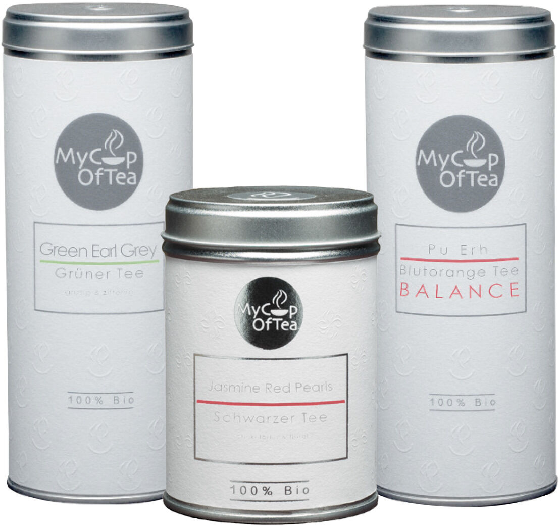 Das Bild zeigt ein Tee-Set »Aroma« mit drei weißen Teedosen. Die Dosen sind mit dem Logo 'My Cup of Tea' versehen. Die Sorten sind Green Earl Grey, Blutorange Tee Pu Erh, und Jasmin Red Pearls. Alle Produkte sind als 100% Bio ausgezeichnet.