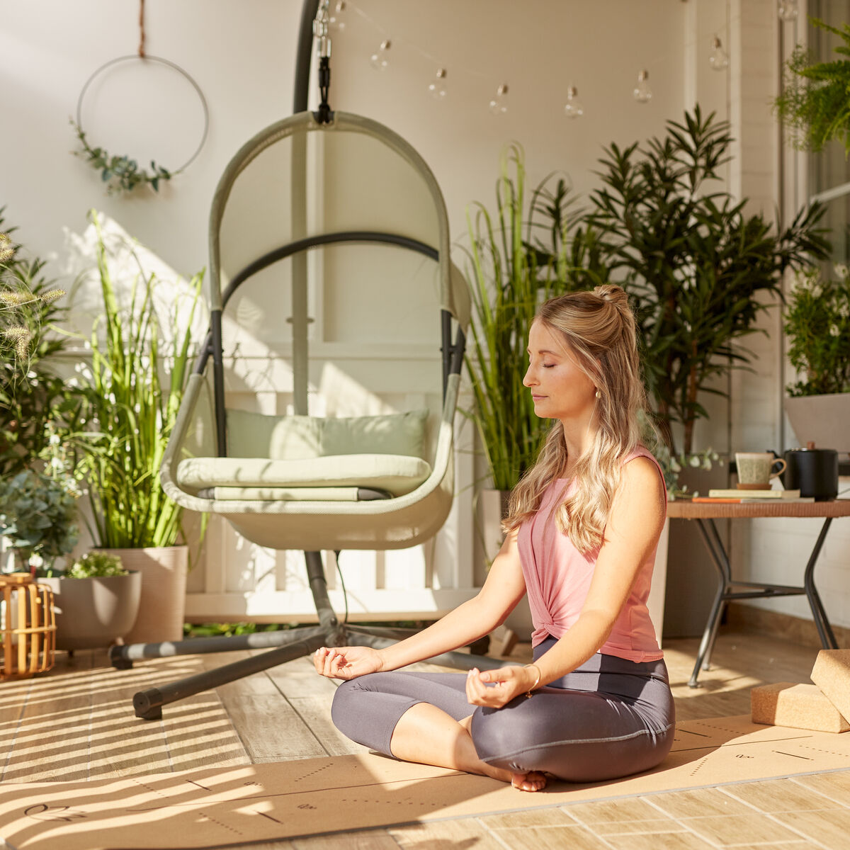 Ein moderner Hängesessel der Marke Sienagarden, Modell »Yobaya«, steht auf einem stabilen, pulverbeschichteten Stahlgestell. Der luftige Korb aus leichtem AIR MESH Polyester zeigt einen hellgrünen Bezug. Klare Linien, kompakte Bauweise und hochwertige Materialien schaffen einen entspannenden Sitzplatz im Freien.