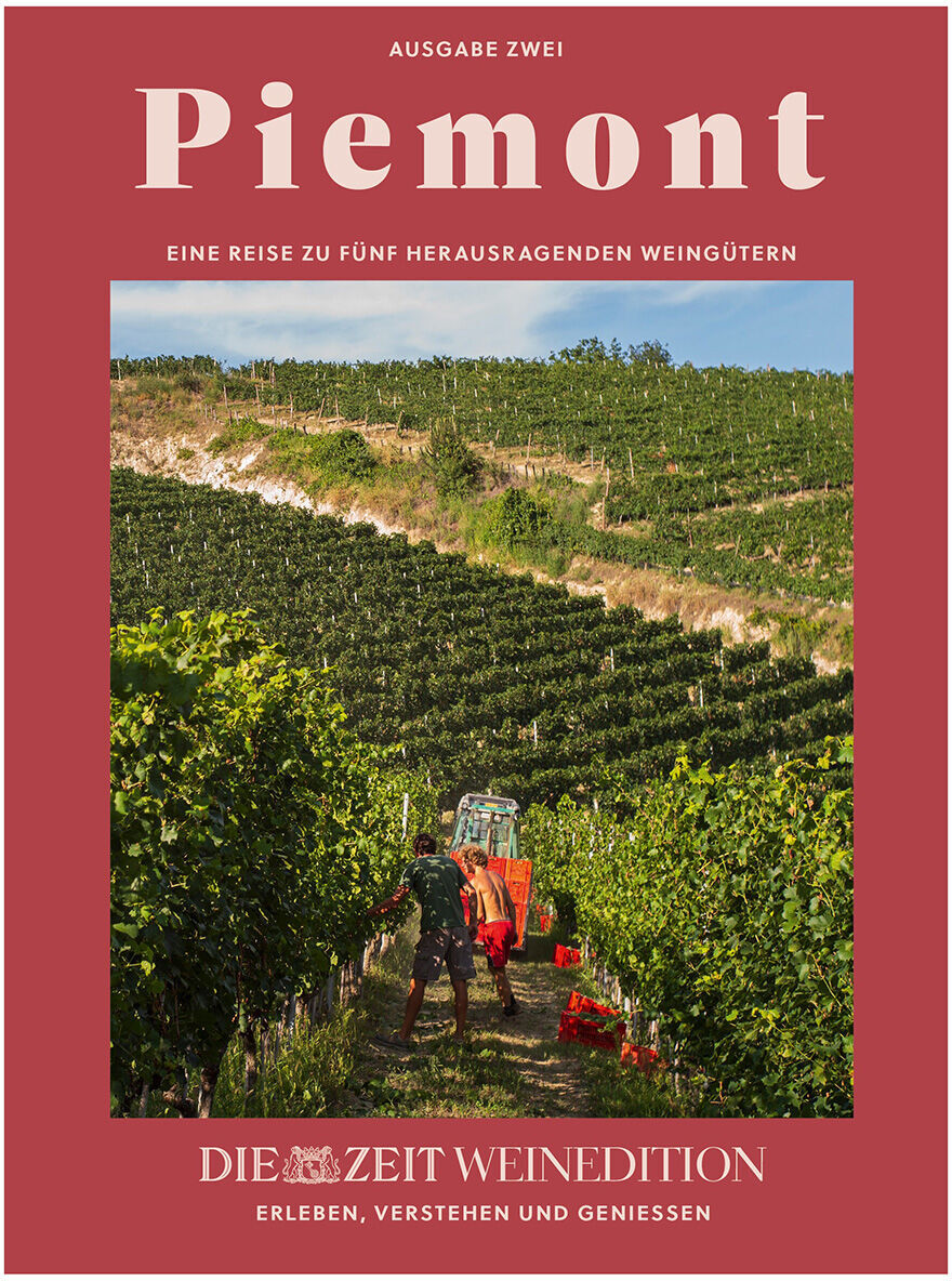 Cover der ZEIT-Weinedition »Piemont« mit einer Weinberglandschaft im Hintergrund und der Überschrift 'Piemont'. Darunter der Text 'Eine Reise zu fünf herausragenden Weingütern' und am unteren Rand das Logo der ZEIT-Weinedition mit dem Slogan 'Erleben, Verstehen und Genießen'.