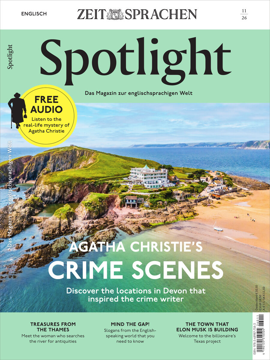 Titelseite des Spotlight Magazin 11/2026 vom Spotlight Verlag mit einem Foto einer britischen Küstenlandschaft samt Hotel auf einer Klippe und weitem Strand. Hauptthema ist Agatha Christies 'Crime Scenes', dazu Hinweise auf weitere Artikel und ein gelber Kreis mit 'Free Audio'.