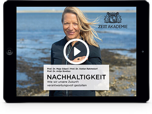 Online-Kurs »Nachhaltigkeit« der Zeit Akademie zeigt eine Person mit langem blondem Haar lächelnd in einer Naturkulisse vor einem Gewässer, auf einem schwarzen Tablet.