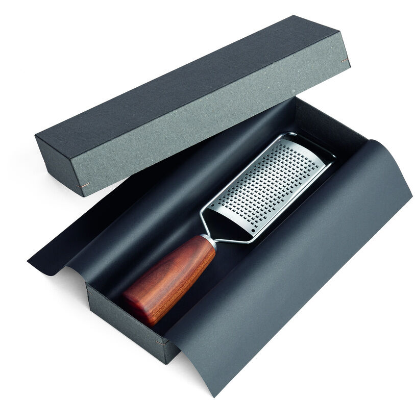 Käsereibe »Soul« aus Pflaume mit Holzgriff, stilvoll verpackt in einer schwarzen Geschenkbox.