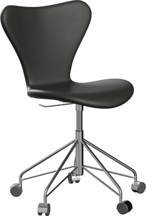 Ein moderner Bürostuhl »Series 7™« in schwarzer Farbe mit höhenverstellbarer Sitzfläche und verstellbarer Rückenlehne. Der Stuhl verfügt über ein elegantes, minimalistisches Design und ein robustes Chromgestell auf fünf Rollen.