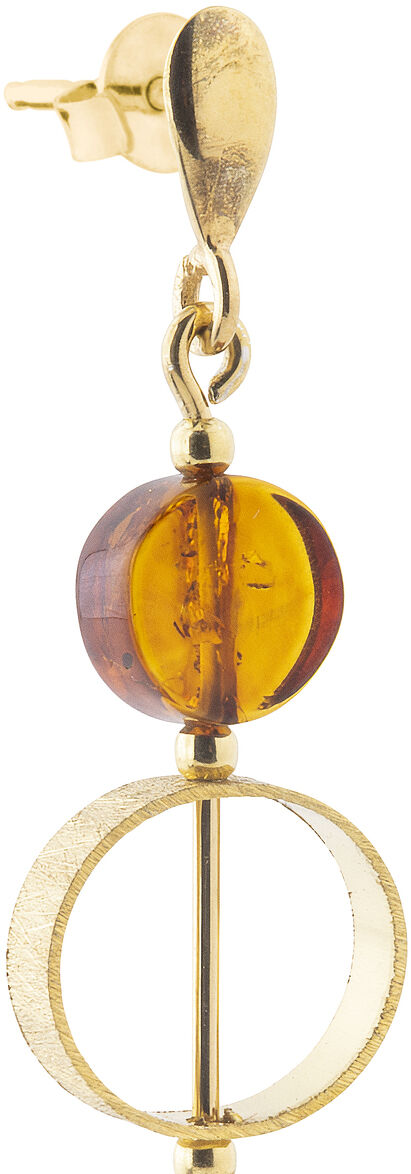 Zwei elegante Bernsteinohrhänger aus goldfarbenem Metall, bestehend aus einer kleinen runden Bernsteinperle, verbunden mit einem goldenen Kreis und einer großen runden Bernsteinplatte. Die Ohrringe haben eine glänzende Oberfläche und wirken zeitlos und luxuriös. Die Aufnahme zeigt das Schmuckpaar freigestellt vor weißem Hintergrund.