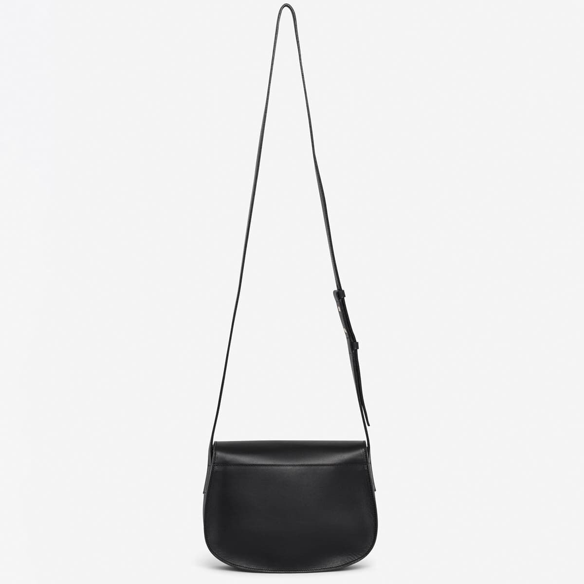 Eine schwarze Schultertasche der Marke ZEIT Sonderedition, Modell »DIE ZEIT 5«. Die Tasche besteht aus hochwertigem Leder und hat einen langen, verstellbaren Schulterriemen. Das Design ist schlicht und elegant, ideal für den täglichen Gebrauch oder als modisches Accessoire.