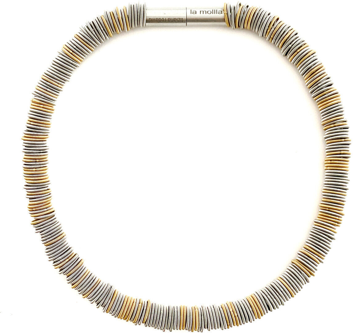 Das Bild zeigt das Produkt »N°1 Collier«, eine moderne und elegante Halskette aus silbernen und goldfarbenen Scheiben mit einem kreativen Design, geeignet für besondere Anlässe und als luxuriöses Schmuckstück für modebewusste Frauen.